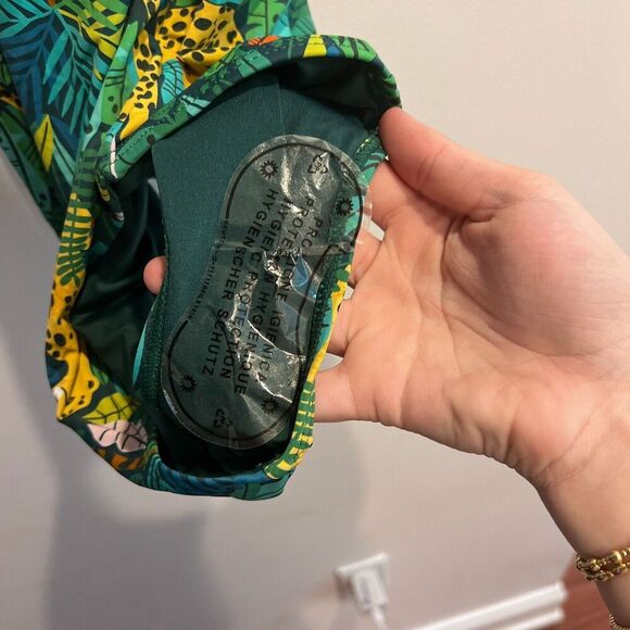 Palms Away By Red Dress Women Green One Piece Swimsuit XS Island Oasis Print NWT - Picture 7 of 10